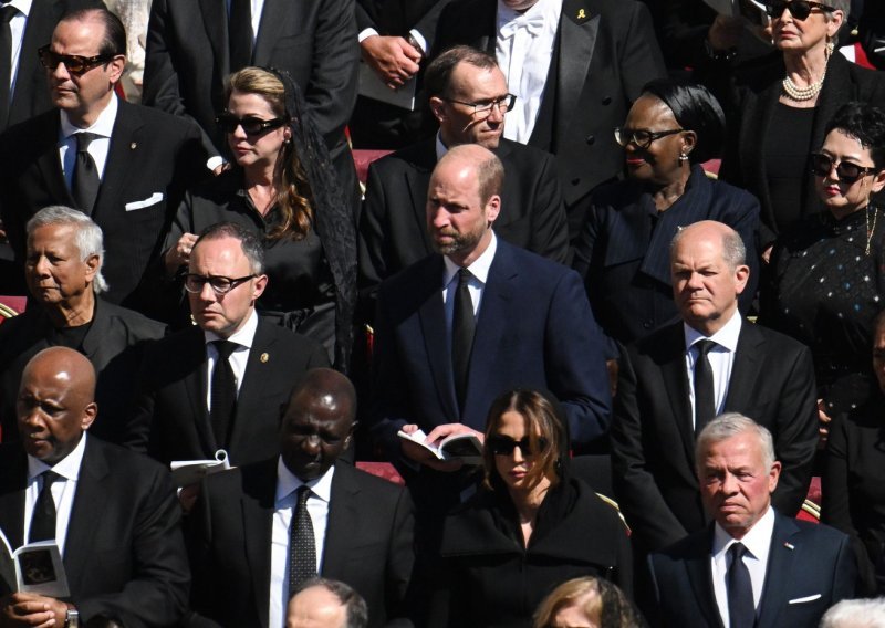 Ovo je razlog zašto je princ William završio u trećem redu, a Trump i Melania u prvom