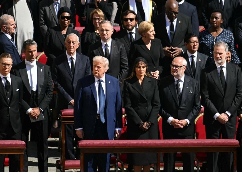 Kaos u rasporedu sjedenja: Donald Trump i Melania 'ugurali' se u prvi red