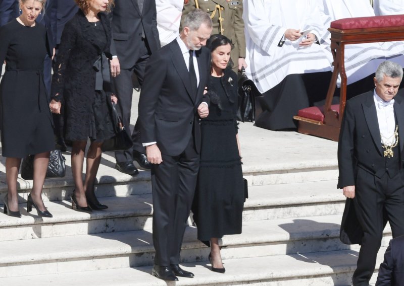 Kraljica Letizia na papinom sprovodu je oduševila elegancijom, ali ovaj detalj je malo tko primijetio