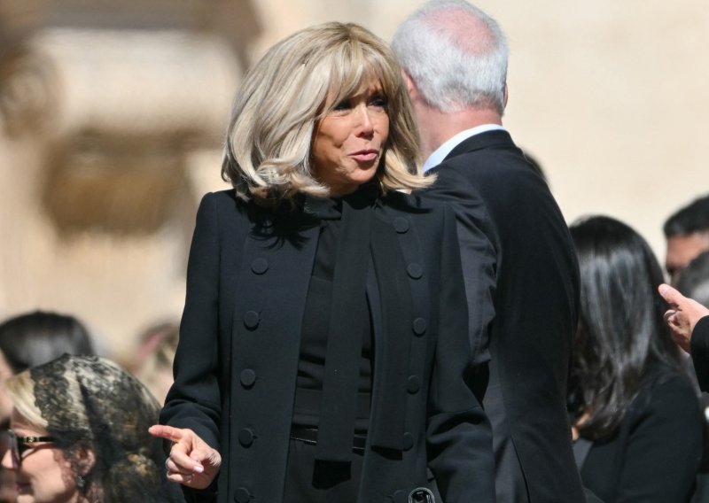Visoke pete i suknja iznad koljena: Brigitte Macron nije odustala od svoje formule unatoč strogom kodeksu