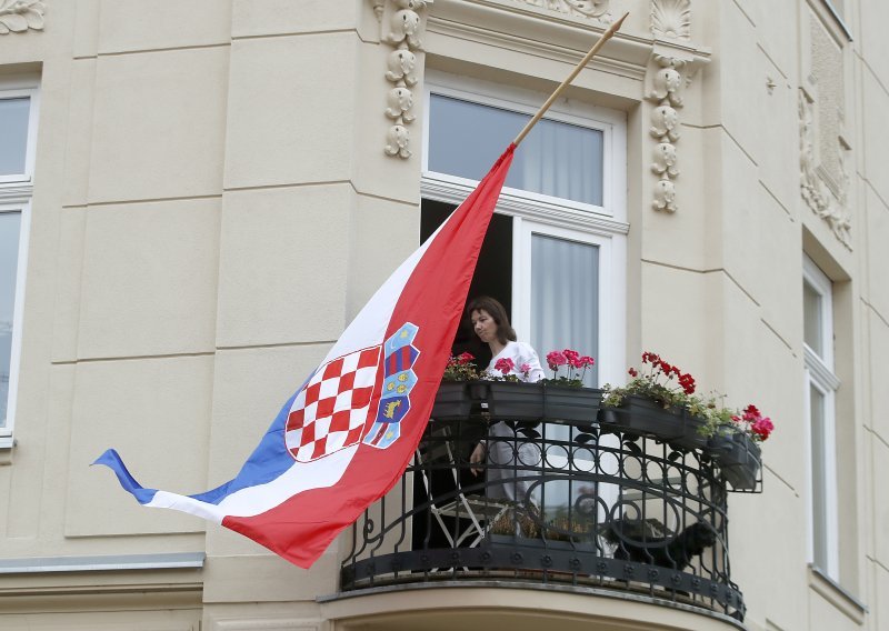 Zastave u Hrvatskoj spuštene na pola koplja na dan ispraćaja pape Franje