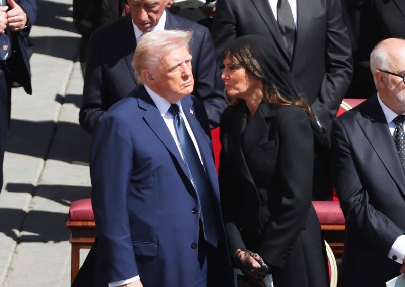 Melania spriječila veliki gaf na papinom sprovodu: Doznalo se što je šapnula Trumpu
