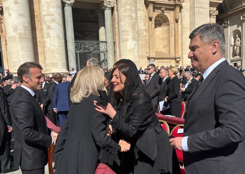 Srdačan susret Zorana Milanovića i Sanje Musić Milanović s Macronovima na papinom sprovodu