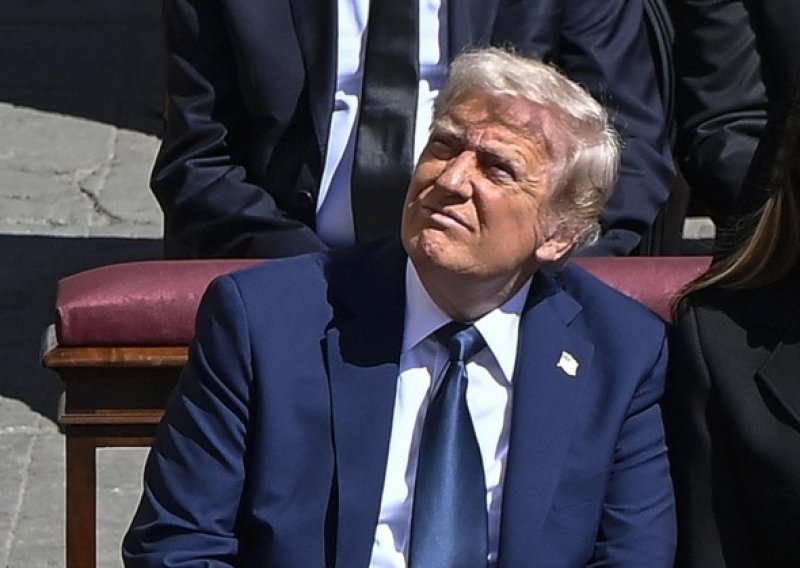 Ne zamara se pravilima: Kako je Donald Trump prekršio prekršio stroga pravila odijevanja