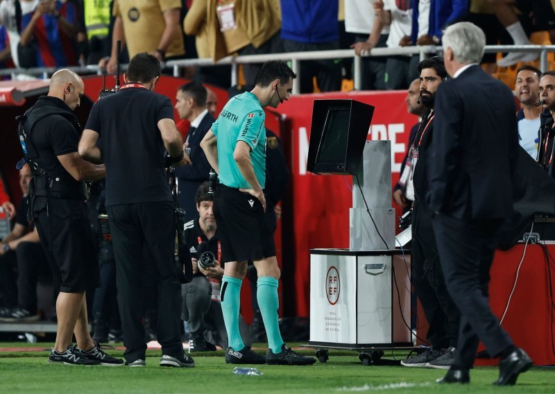 Navijači Barcelone su čestitali Realu, a utakmica nije bila završila; pogledajte o čemu se radi