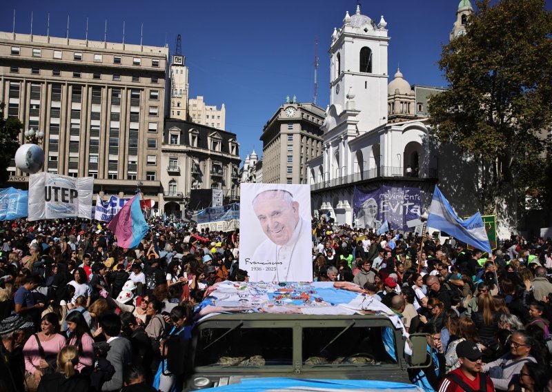 Argentinci se oprostili od Pape. Počast odao i njegov omiljeni nogometni klub
