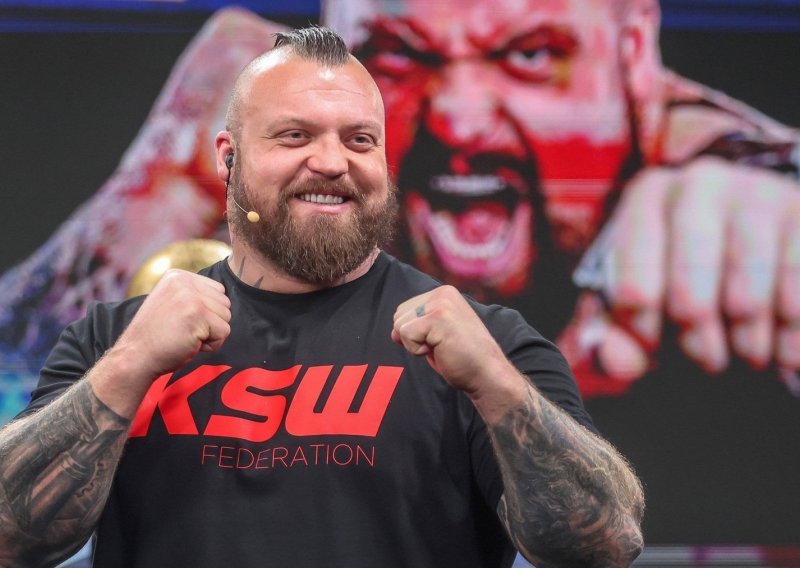 Pogledajte kako je najjači čovjek na svijetu brutalno nokautirao legendu za samo 30 sekundi