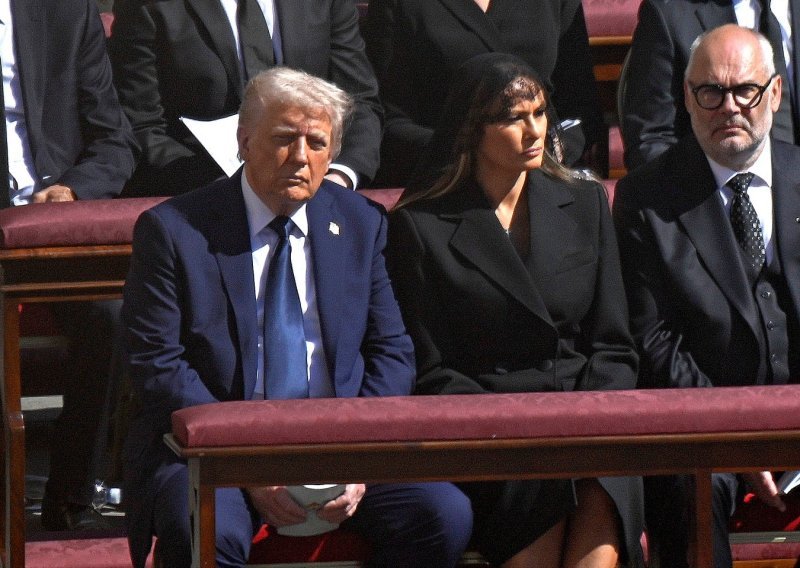 Lokacija je sve: Evo zašto je Trump baš morao biti u prvom redu na papinom sprovodu