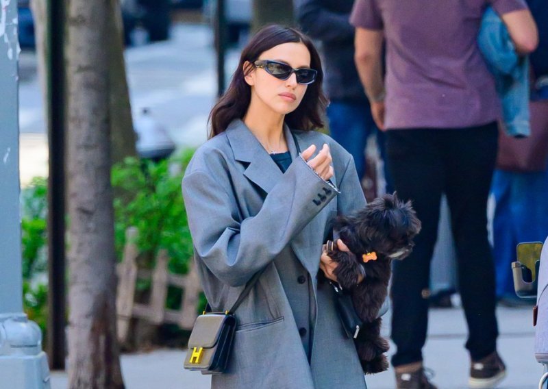 Irina Shayk modno iznenadila: Balerinke i tenisice zamijenila je za ove cipele od 13 eura