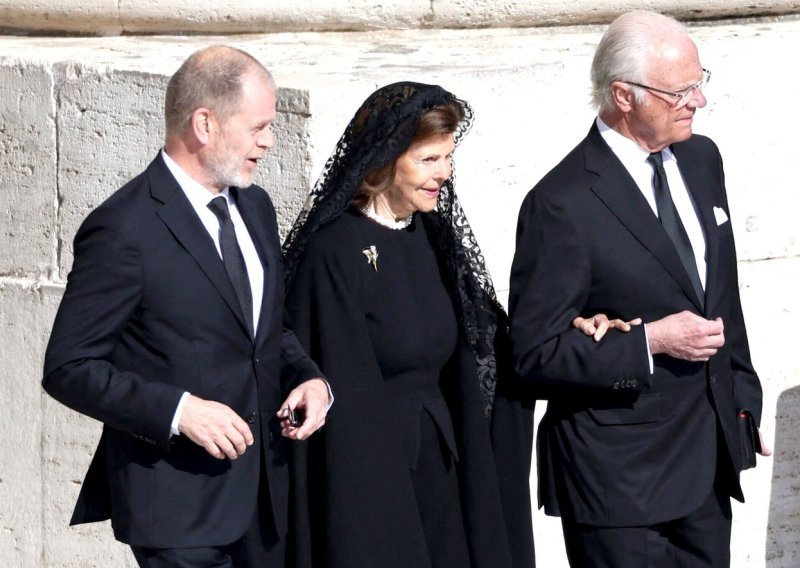 Što joj se dogodilo? Kraljica Silvia na papinom sprovodu hodala uz pomoć štake