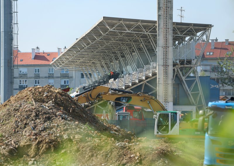 FOTO Bageri ušli u Kranjčevićevu, počela je rekonstrukcija stadiona