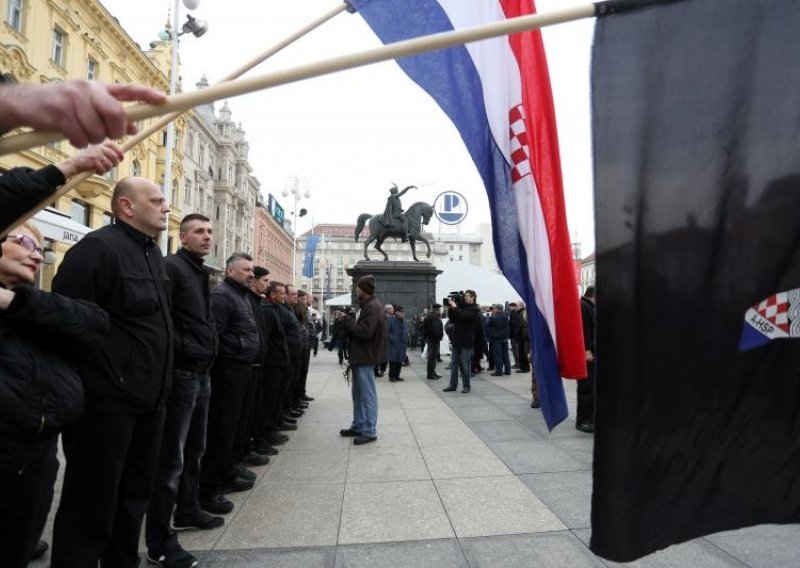 Crni desničari postrojili su se na Trgu bana Jelačića