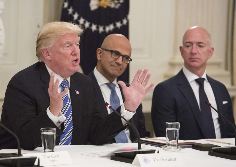 Bezos htio prikazati udio carina u cijenama, Trump ga nazvao pa se predomislio