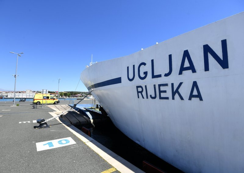 Sudarili se trajekt i jedrilica između Zadra i Preka, jedrilica potonula
