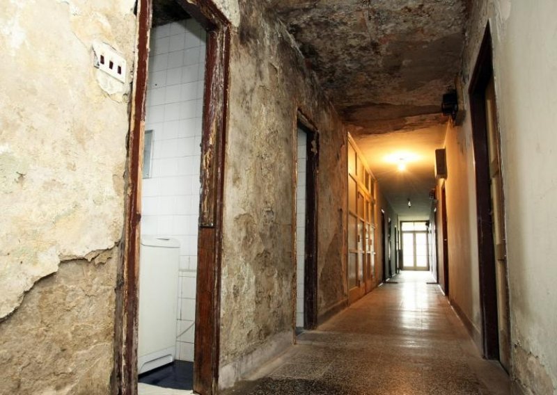 Deložacija 11 stanara derutnog 'hotela Sahara'