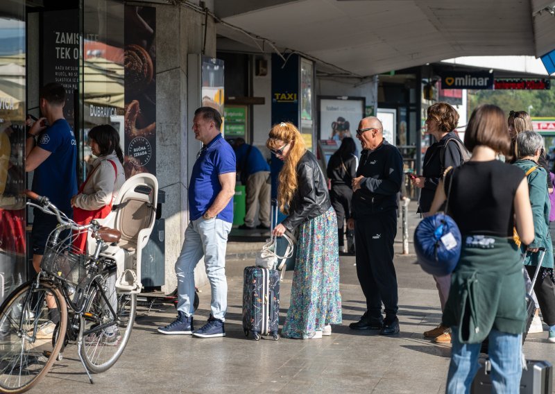 FOTO: Pogledajte gužvu ispred jedne od rijetkih otvorenih pekarnica u Zagrebu
