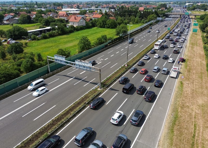 Mnogi provode Praznik rada na cesti: Kilometarske kolone, na granicama se čeka satima
