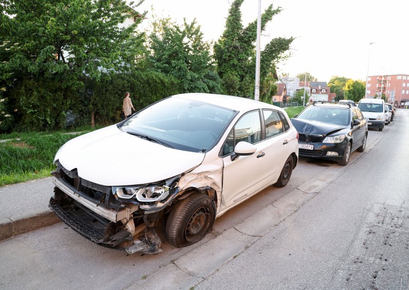Zabila se u tri parkirana auta pa završila na krovu