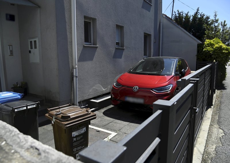 U Zagrebu noćas bačena bomba u dvorište, policija traži počinitelja