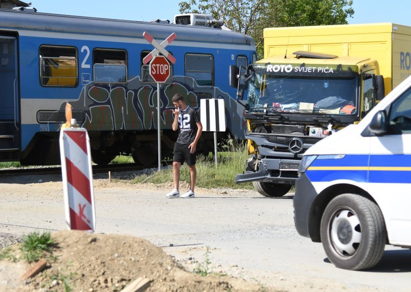 Nesreća u Bjelovaru: Sudarili se putnički vlak i dostavno vozilo