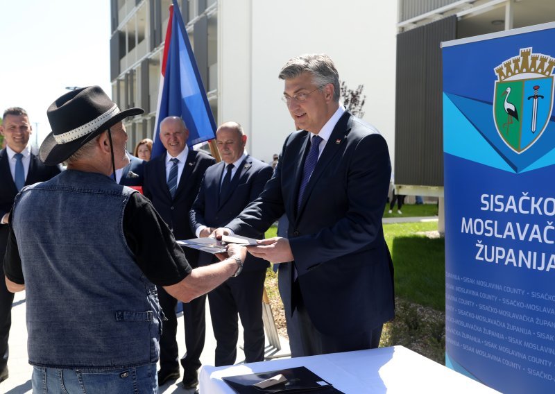 Plenković u Sisku uručio ključeve korisnicima 114 stanova: 'Ovo je veliki dan'