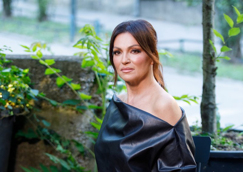 Osim kožnom haljinom golih ramena, Nina Badrić oduševila i upečatljivim sandalama