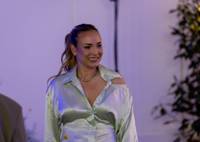 Donna Vekić blista u svestranoj svilenoj košulji, a pozornost su ukrale duge noge u hit sandalama