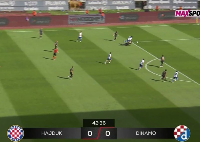 Hajdukovci su za ovo tražili penal, ali je prekršaj bio izvan kaznenog prostora; pogledajte situaciju