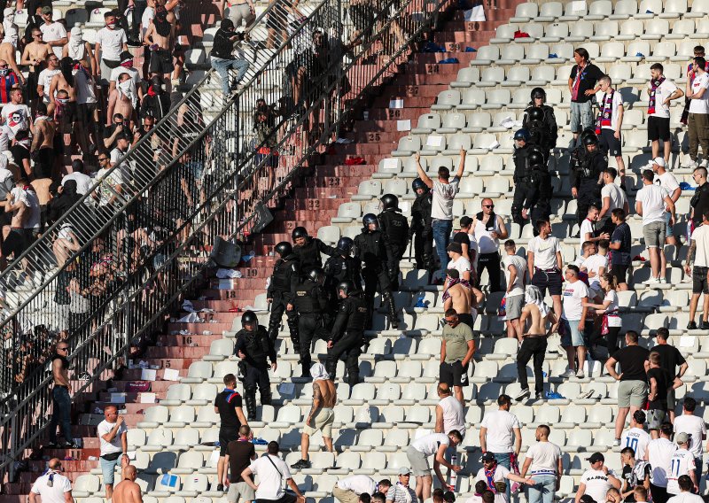 Neredi na Poljudu nakon derbija! Pogledajte sukob Torcide i policije