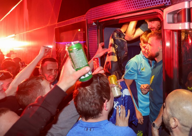 Pogledajte lude scene iz Maksimira; navijači Dinama priredili igračima veliki doček