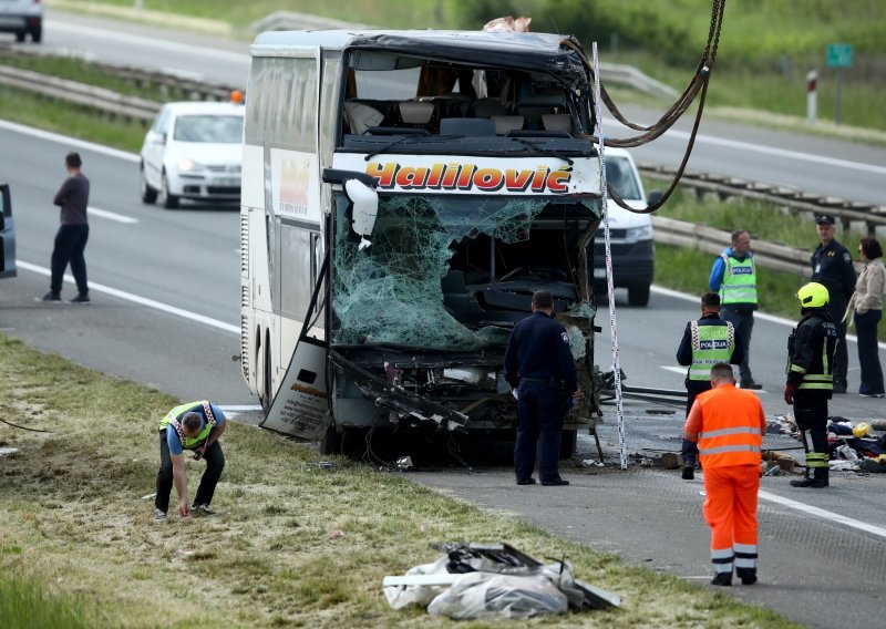 Završen očevid teške nesreće na A3: Dvoje poginulih, više od 30 ozlijeđenih