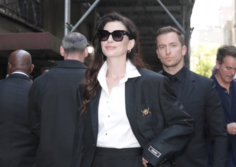 Nitko ne nosi muško odijelo kao Anne Hathaway, ali pravi modni dragulj je njezina torbica