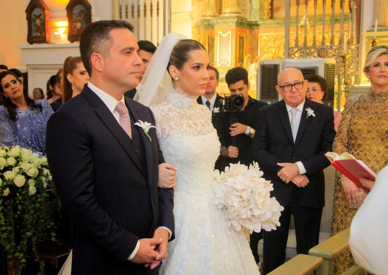 Ovu vjenčanicu vrijedi pogledati iz svih kutova: Lijepa brineta udala se u spektakularnom izdanju