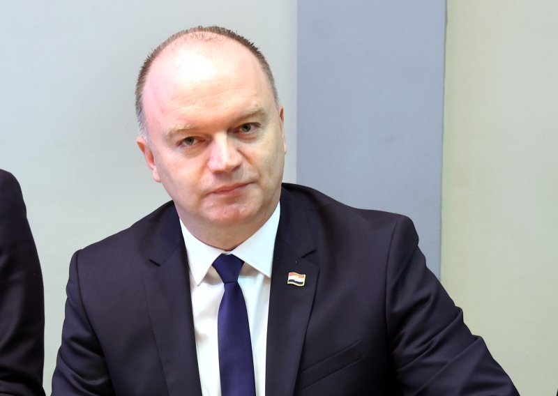 Vukovar: Ministar Šipić uručio ugovore vrijedne 6,9 milijuna eura za izgradnju vrtića