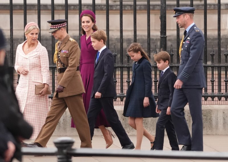 Kate Middleton zadivila elegantnom kombinacijom: Omiljeni komad izvučen iz ormara