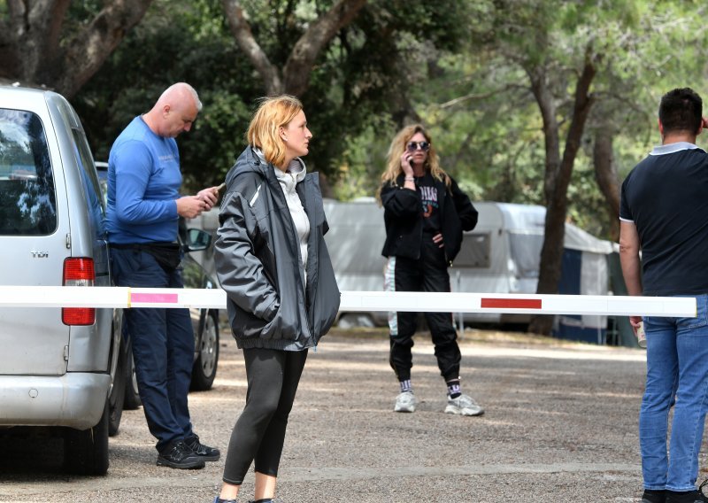 FOTO Drama u Tisnom: Inspektori došli zatvoriti kamp, ljudi ih blokirali