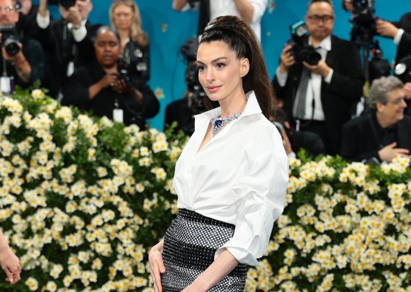 S bijelom košuljom i spektakularnom ogrlicom: Anne Hathaway odala počast klasičnom stilu