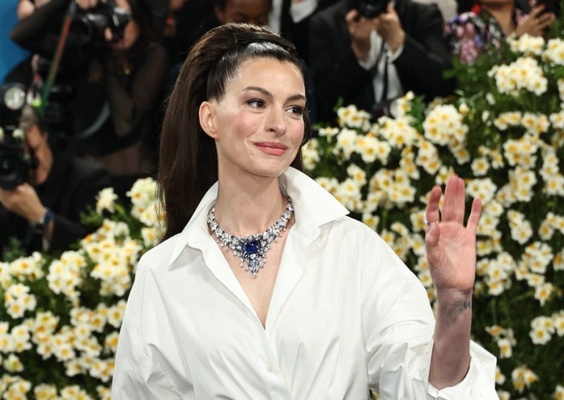 Anne Hathaway ukrala pozornost na Met Gali, ali ne zbog stajlinga