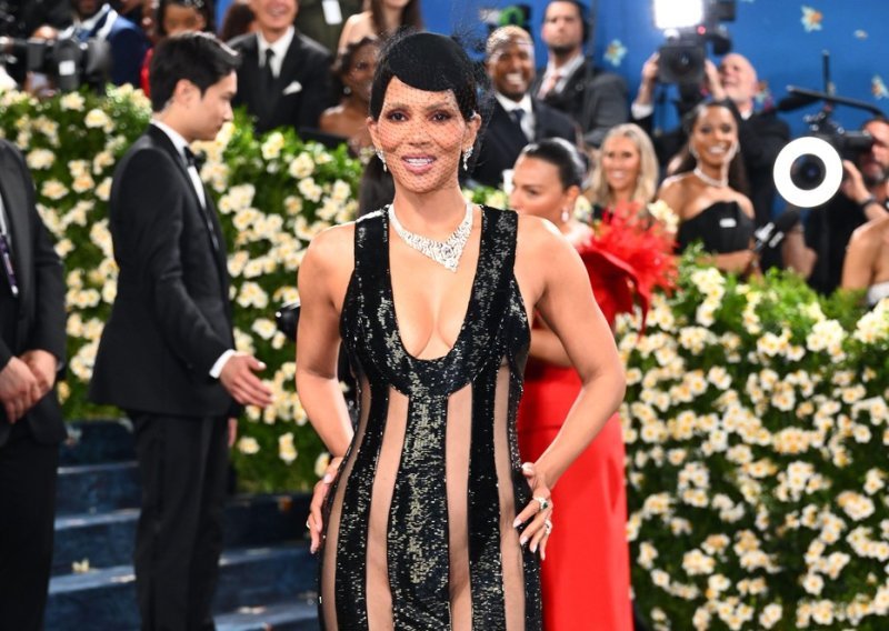 Nosi li išta ispod haljine? Halle Berry uspjela je otkriti previše
