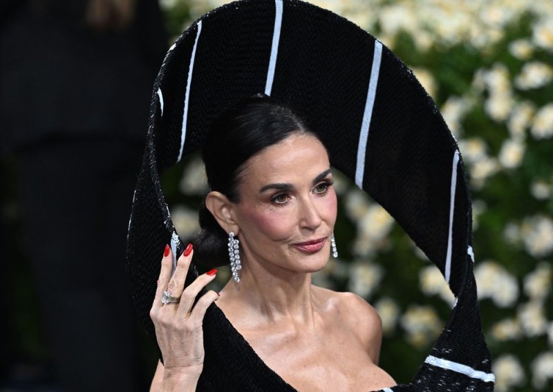 Modni duo koji nitko nije očekivao: Demi Moore i njezin psić Pilaf u kravati