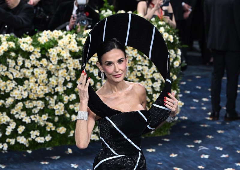 Maštovitost na djelu: Demi Moore izazvala senzaciju u haljini poput kravate