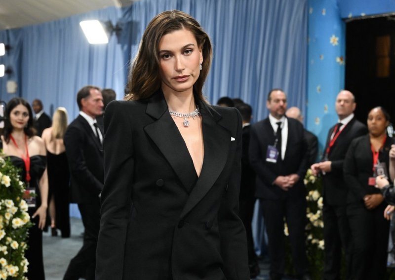 Sako poput mini haljine: Provokativno izdanje Hailey Bieber najavljuje novi trend