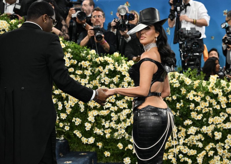 Zaštitar stao na haljinu Kim Kardashian - pogledajte njezinu reakciju!
