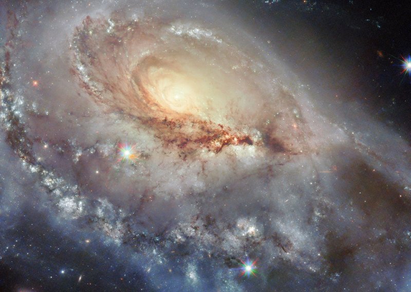 Hubble otkriva: Što se krije iza čudne svemirske spirale?