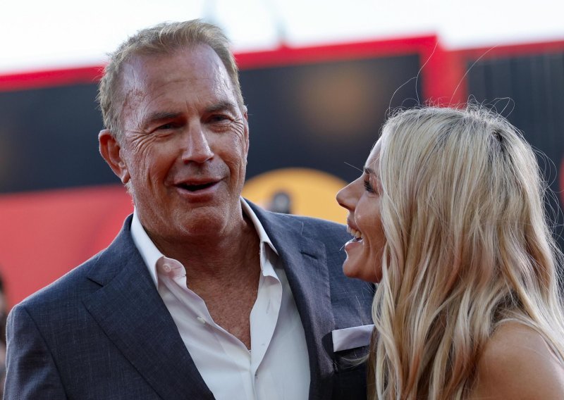 Kevin Costner uhvaćen u noćnom klubu u društvu mlađahne ljepotice