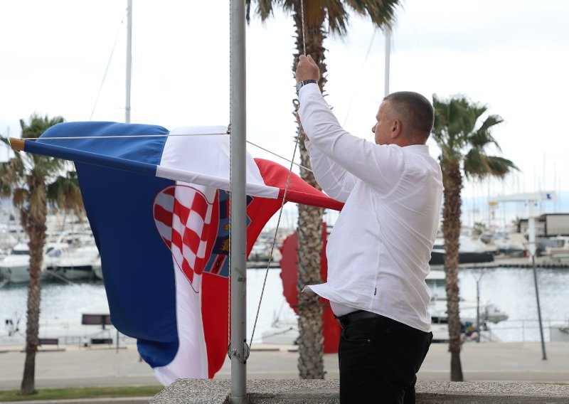 Obilježena godišnjica prosvjeda pred Banovinom: Točno u podne podignuta hrvatska trobojnica