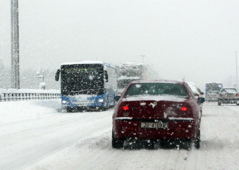 Autobusi otkazani, vlakovi ne voze, kašnjenja svugdje...