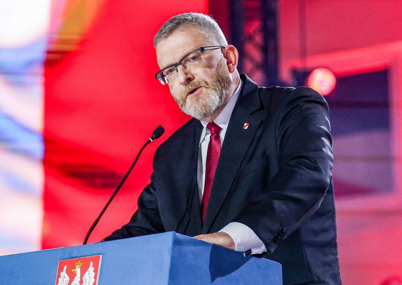 Poljski europarlamentarac gazio zastavu EU-a i zapalio ju: Ovo mu nije prvi eksces