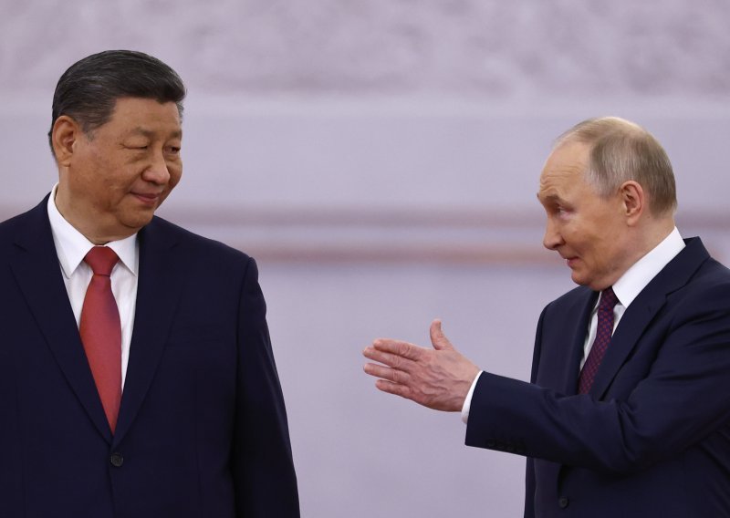 Na crvenom tepihu sastali se Putin i Xi Jinping. Tepali si 'dragi, prijatelju'