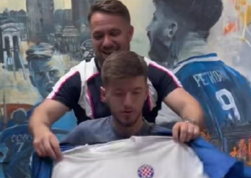 Poznati frizer stavio Hajdukov dres na zvijezdu Dinama, pogledajte što je uslijedilo